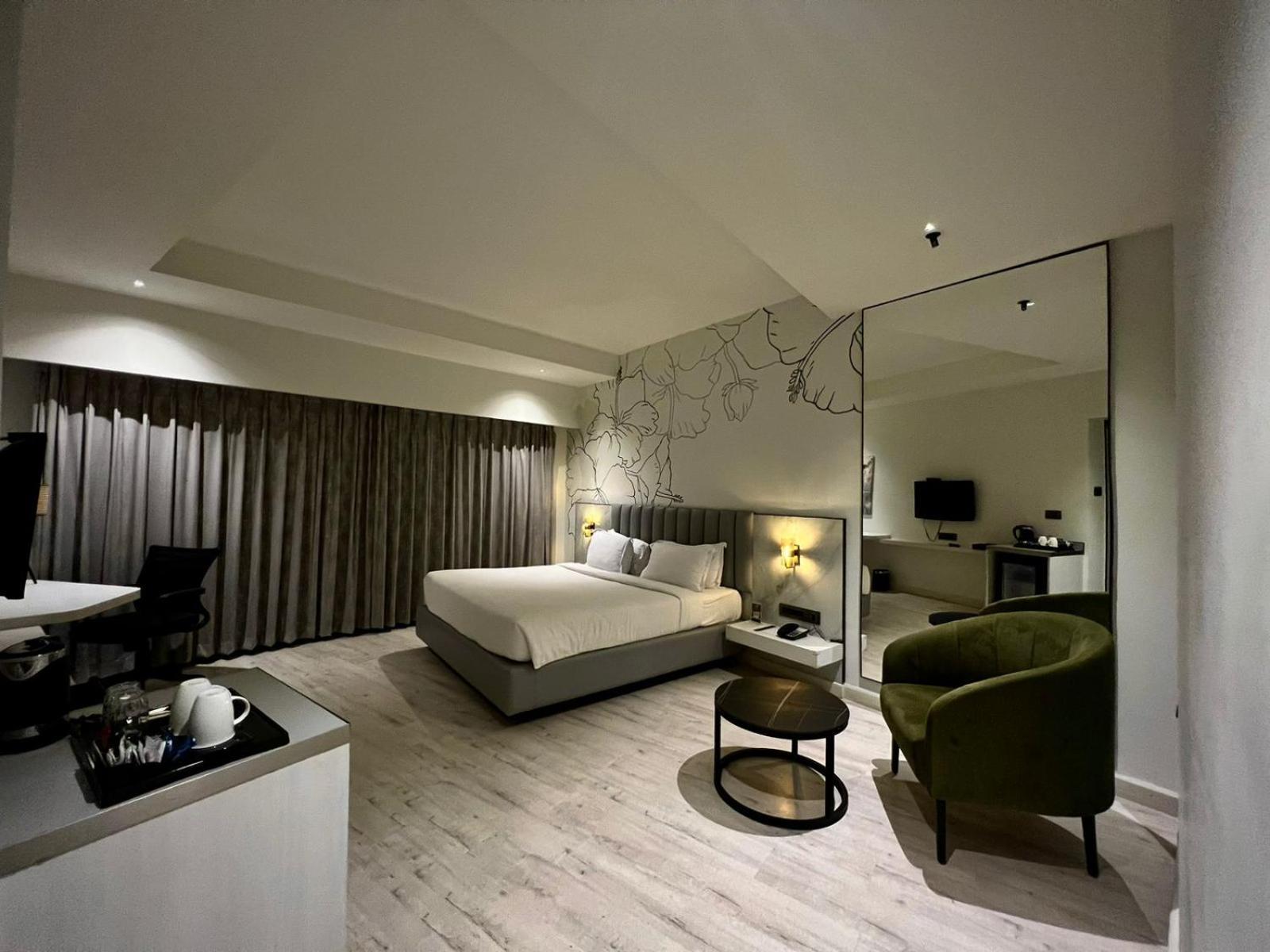 The Hans Hotel Hubli Bagian luar foto