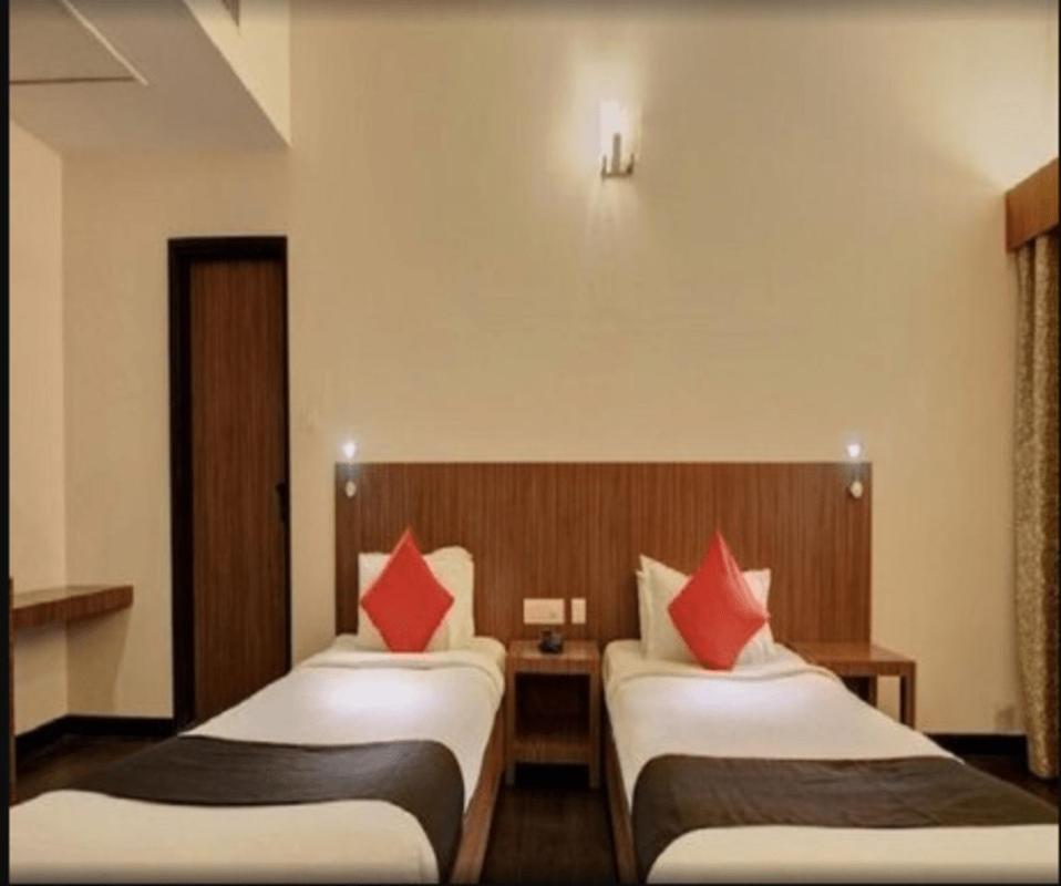 The Hans Hotel Hubli Bagian luar foto